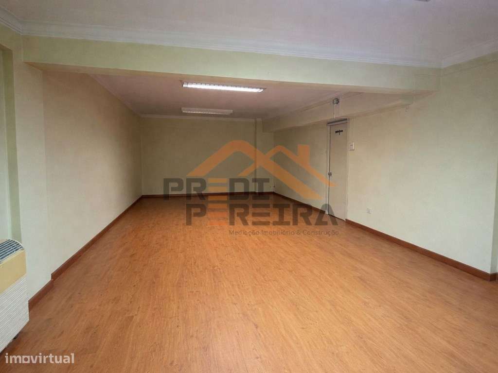 Situado em Odivelas, armazém com cerca de 180 m2.-4