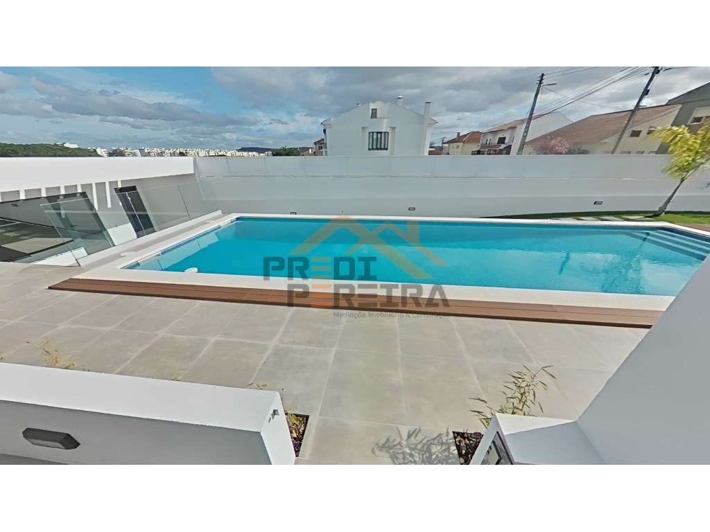 Moradia T4 em condomínio privado com piscina, no Fanqueiro em Loures-6