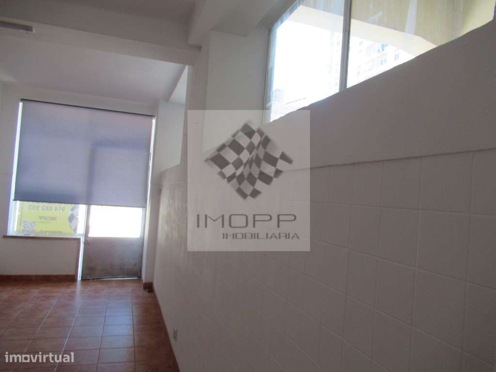 Loja com excelente localização na Reboleira-15