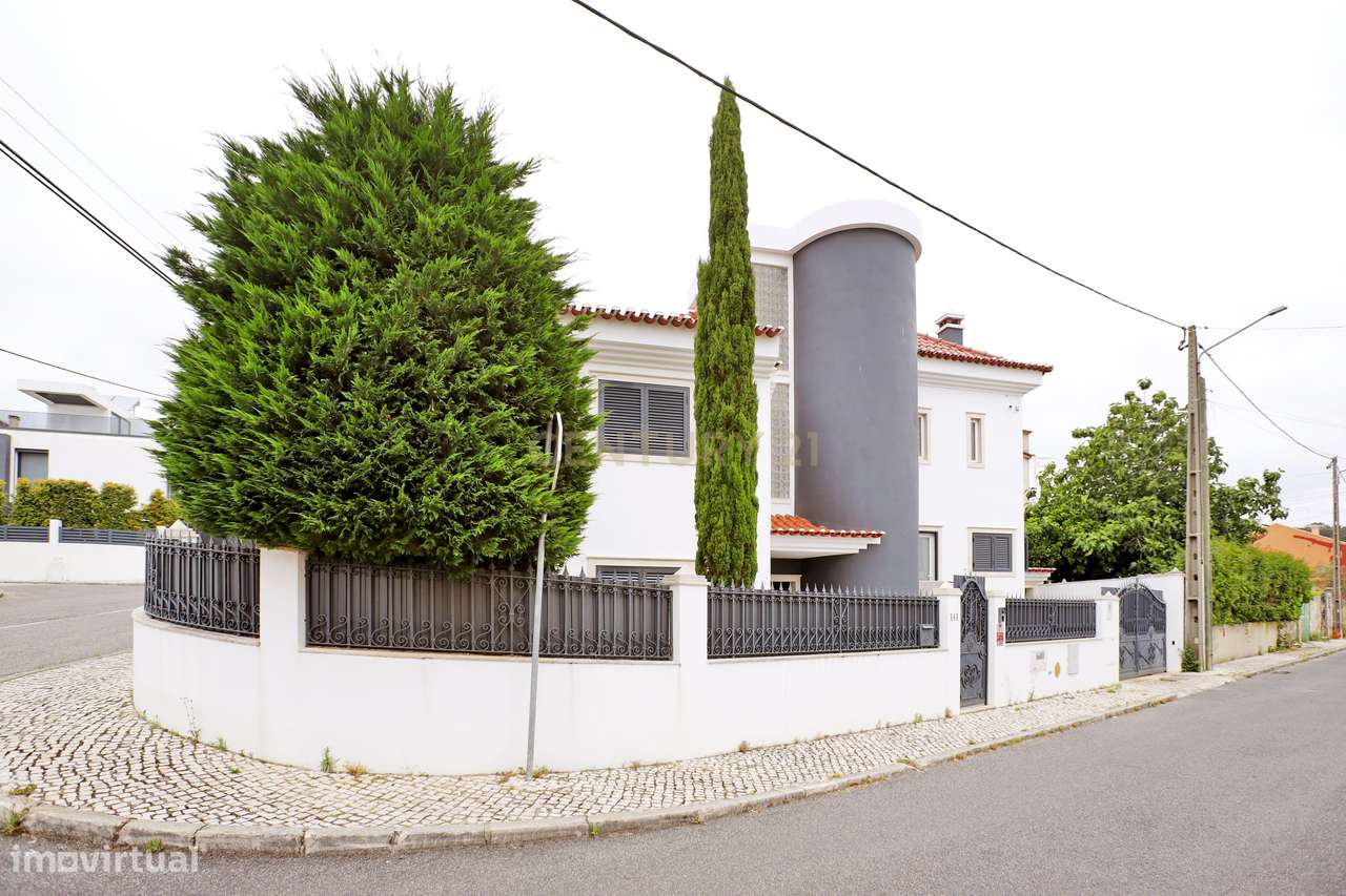 Moradia Isolada com 5 Quartos em Odivelas-0