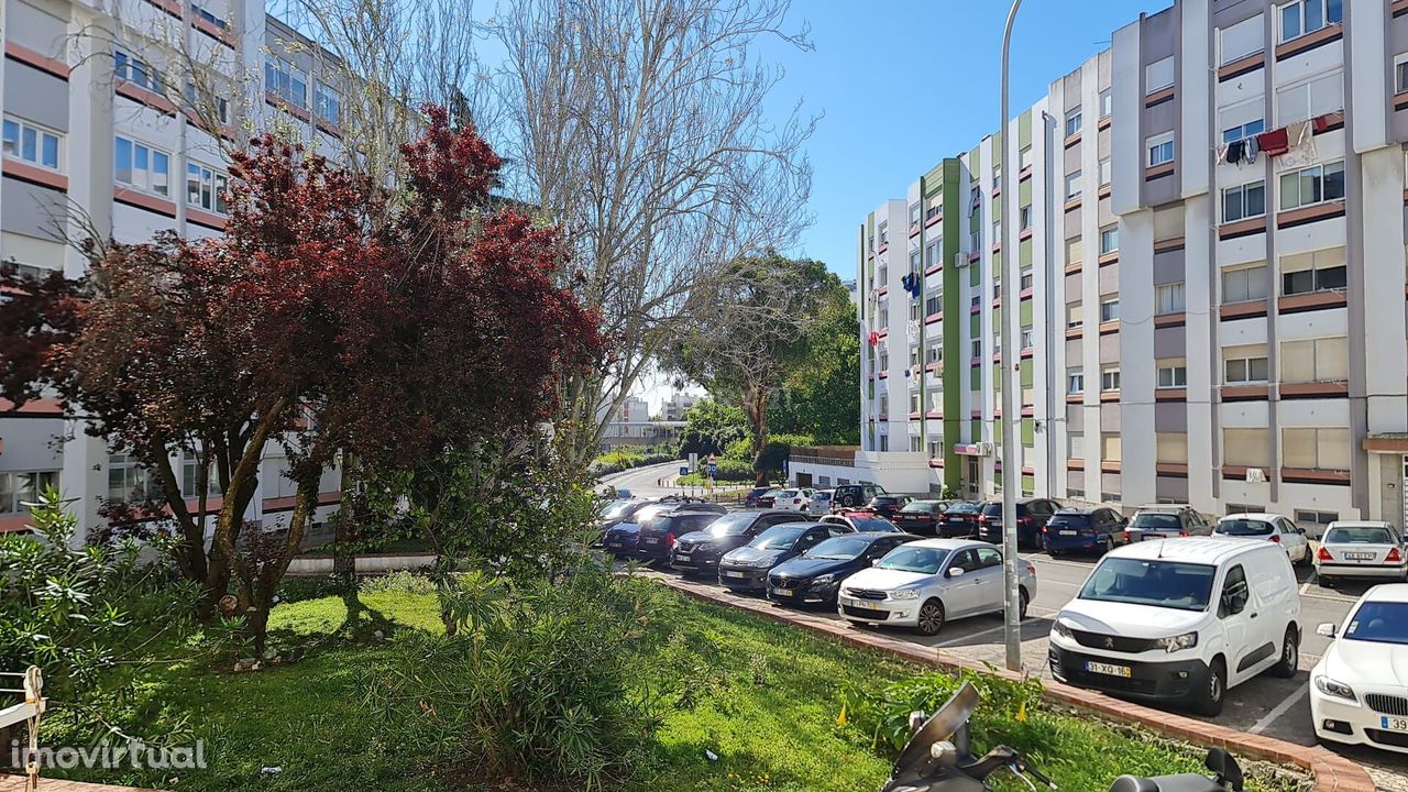 Apartamento T2 convertido em T3 - Linda-a-Velha