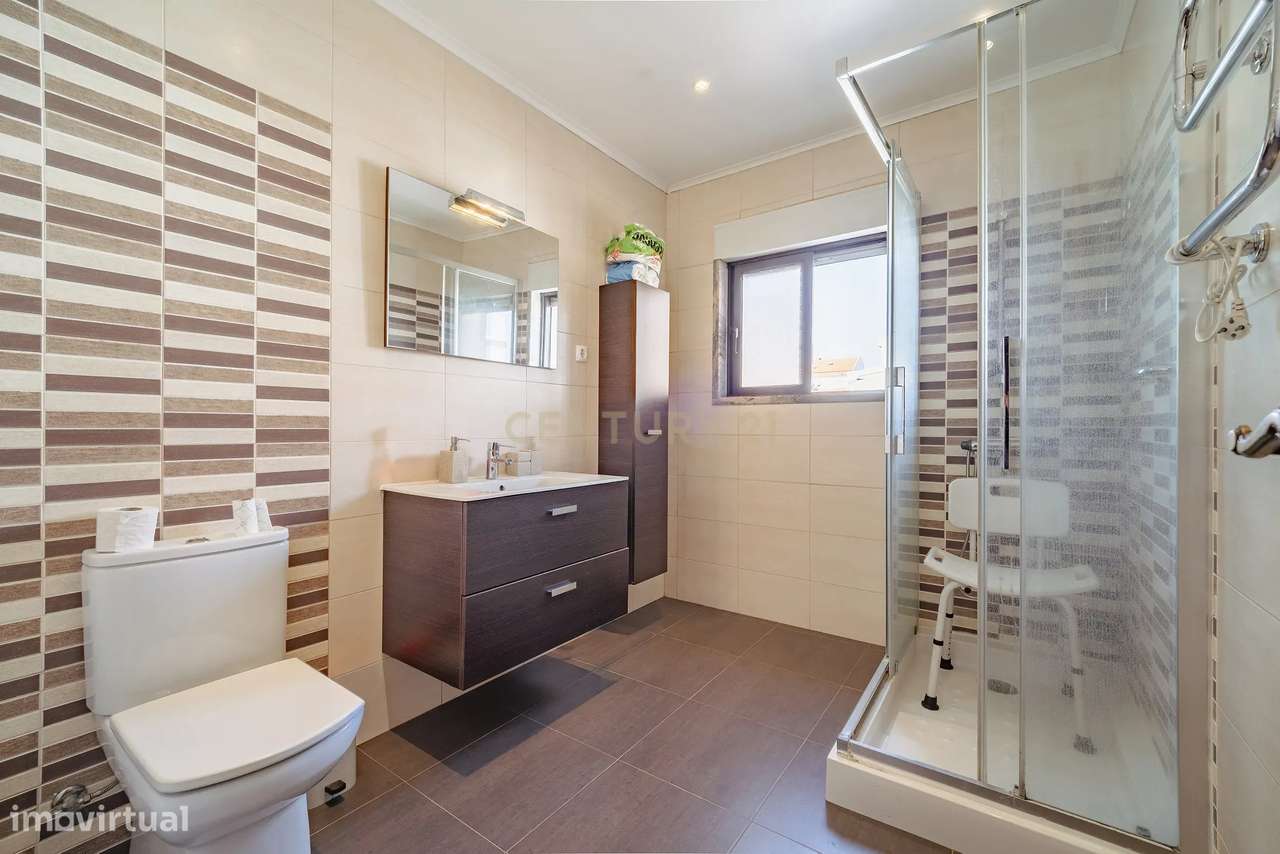 Apartamento T3 em Amora, Seixal - Oportunidade Única!-28