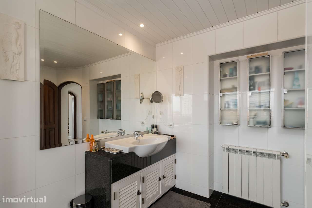 Viva o Sonho de Cascais: Duplex Exclusivo com Vista Mar!-7