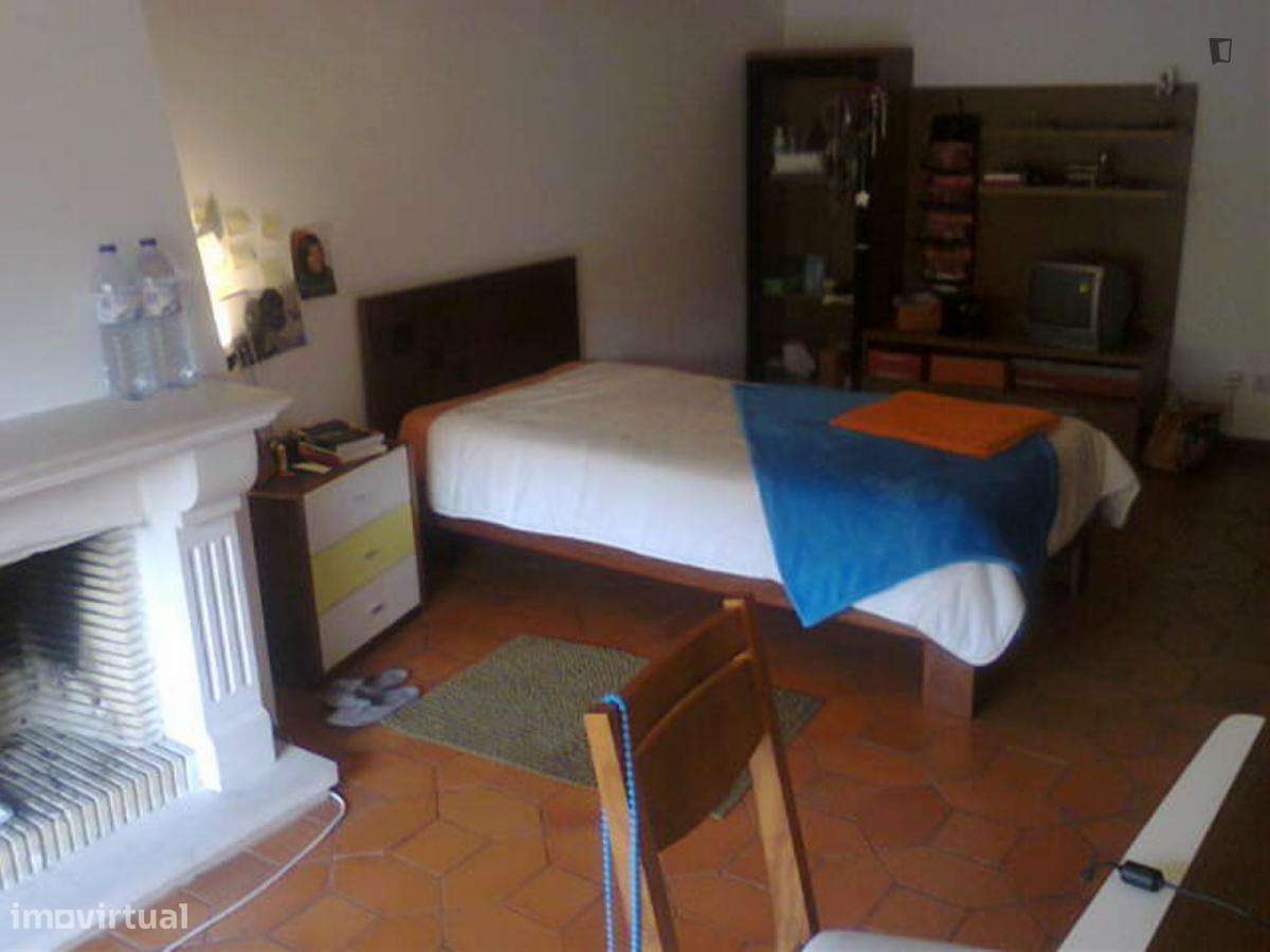 Quarto - localizado em Norton de Matos Coimbra - Grande imagem: 2/10