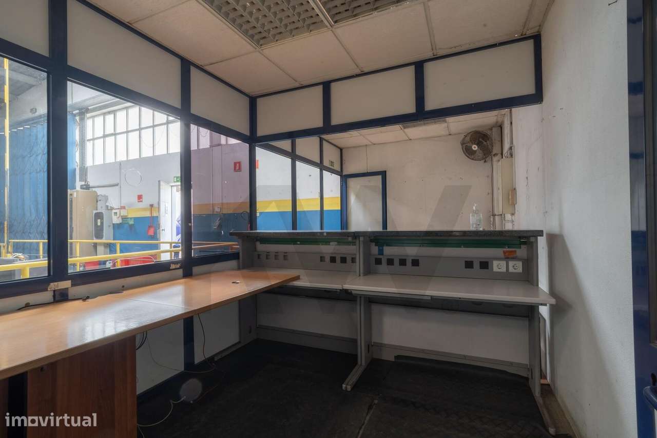 **Armazém com logradouro na Zona Industrial de Serzedo, Vila Nova de G-8