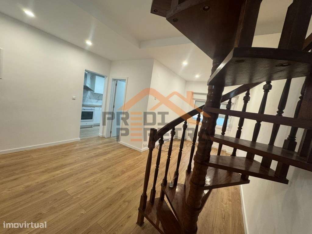 T2+1 (sótão) remodelado, perto do Metro da Amadora. - Grande imagem: 4/22