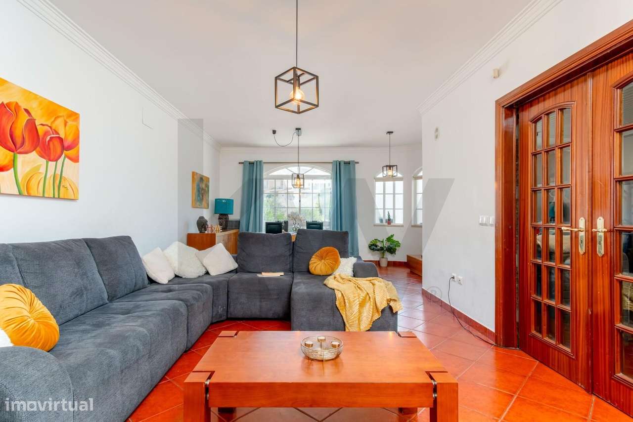 Moradia em Banda T4+1 com Jardim, Garagem e Sótão-6