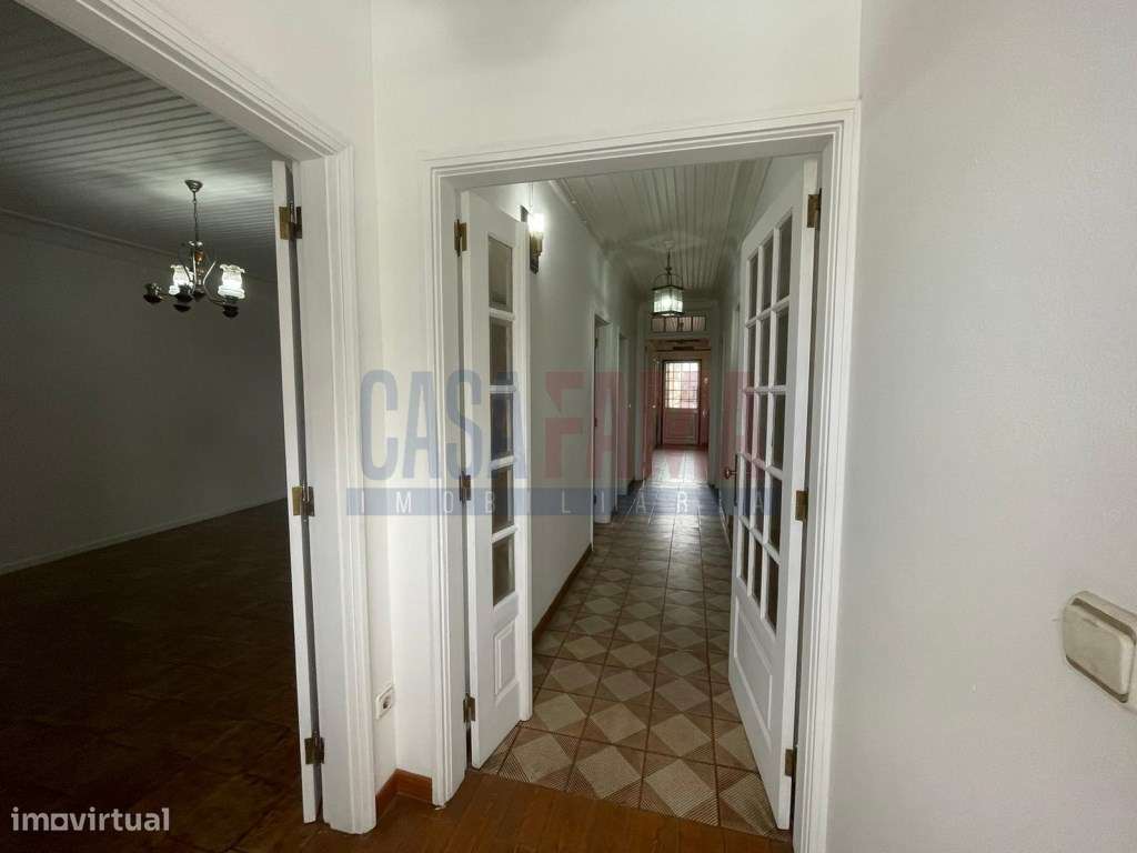 Moradia T4 no centro de Vila Nova de Famalicão para restauro - Grande imagem: 5/26