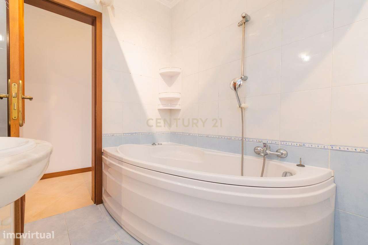 Excelente apartamento T2 com parqueamento em Rio de Mouro-17