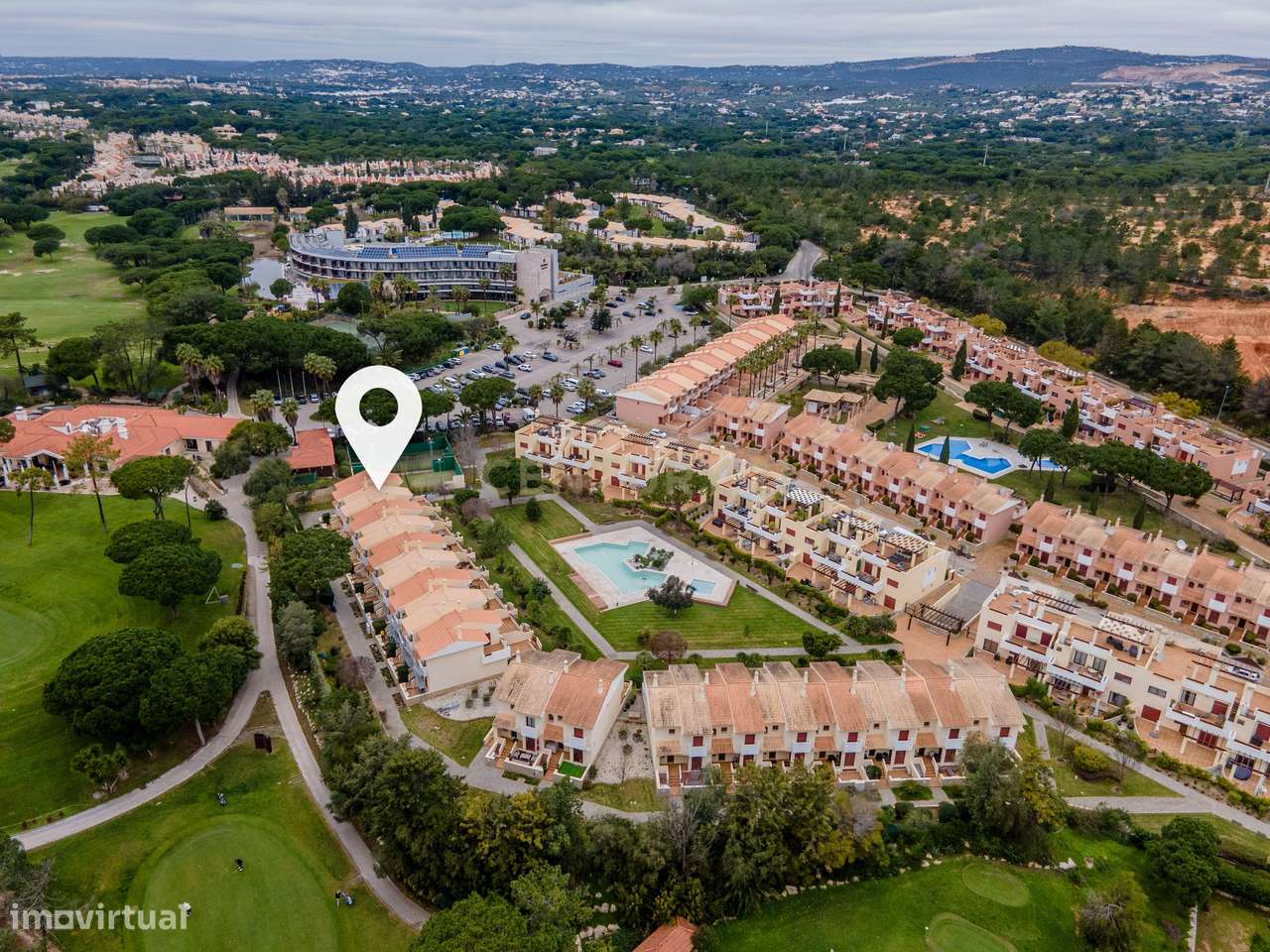 Moradia T3 com Terraços e Garagem Box | Condomínio com Piscina e Golfe - Grande imagem: 2/29