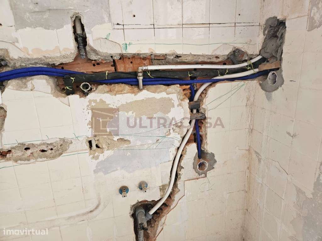 T0 Remodelado com Logradouro no Centro da Amadora-45