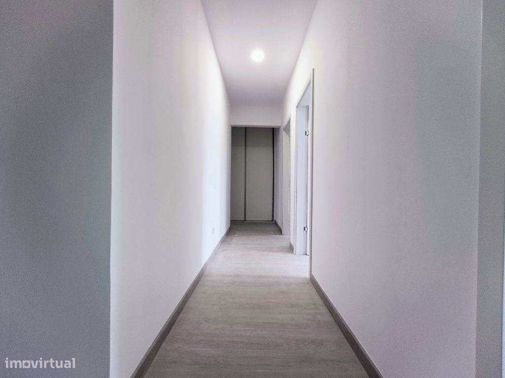 Apartamento T4 totalmente remodelado com suíte, varanda e vista rio...-10