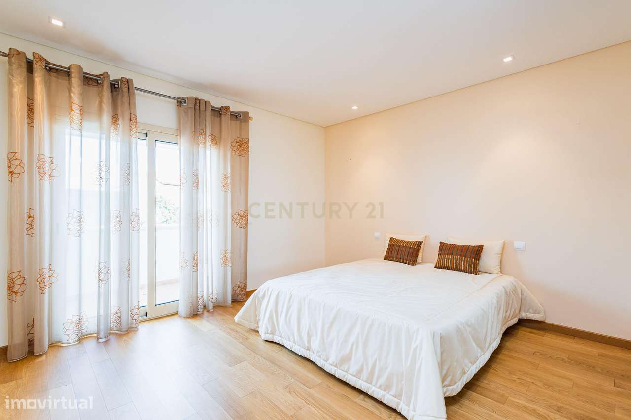 Moradia Exclusiva com Piscina, Jardim e Áreas Amplas-24