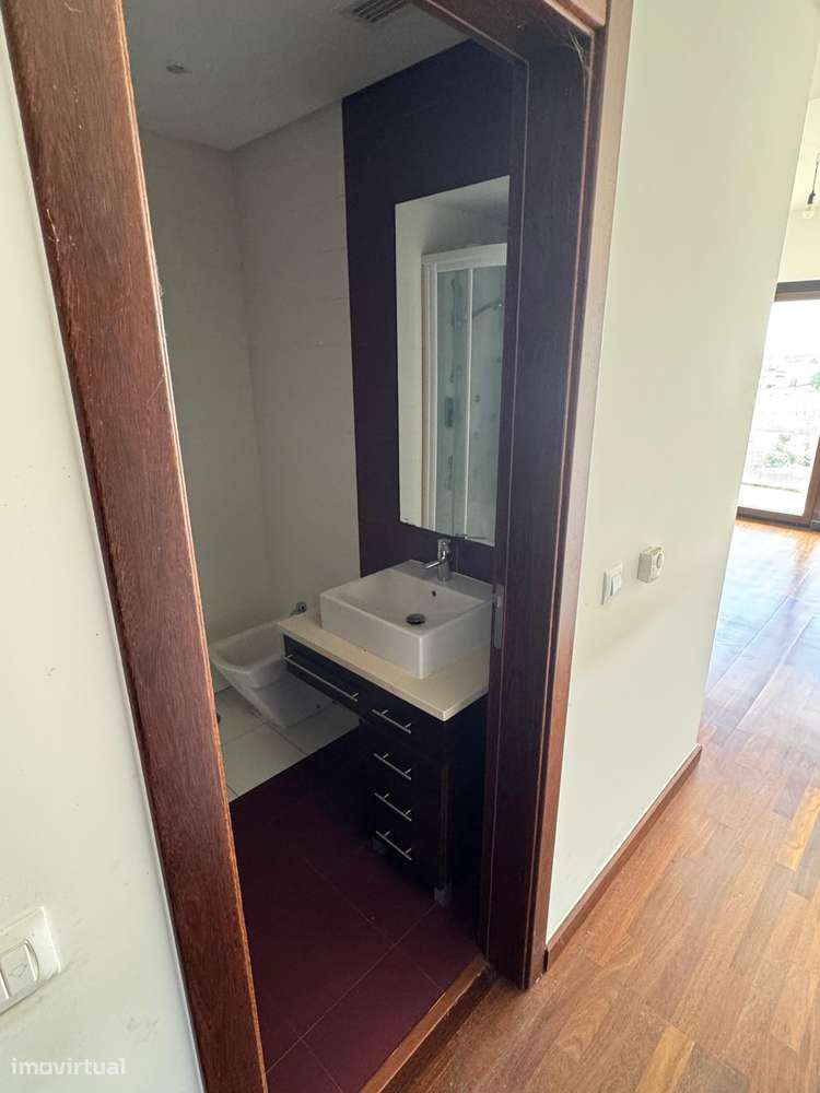 T4 com varanda, garagem e acessibilidade, 195m²-25