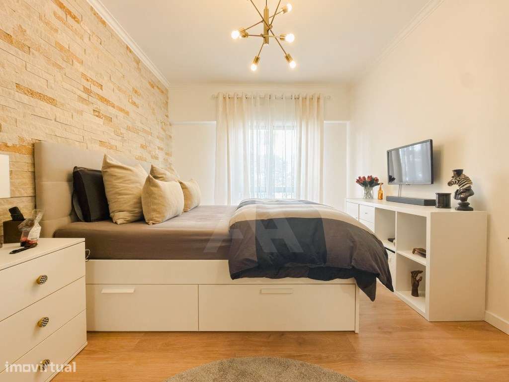 Apartamento T2 renovado e mobilado em Massamá com 107 m² e arrecadação-19