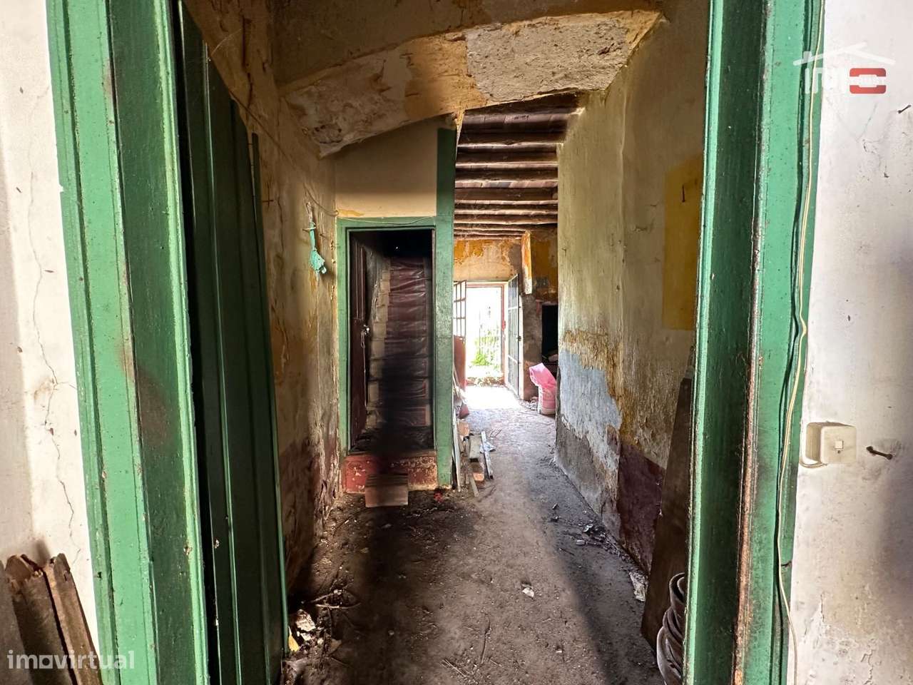 Fantástico Investimento - Moradia com Quintal - Sarilhos Grandes-9