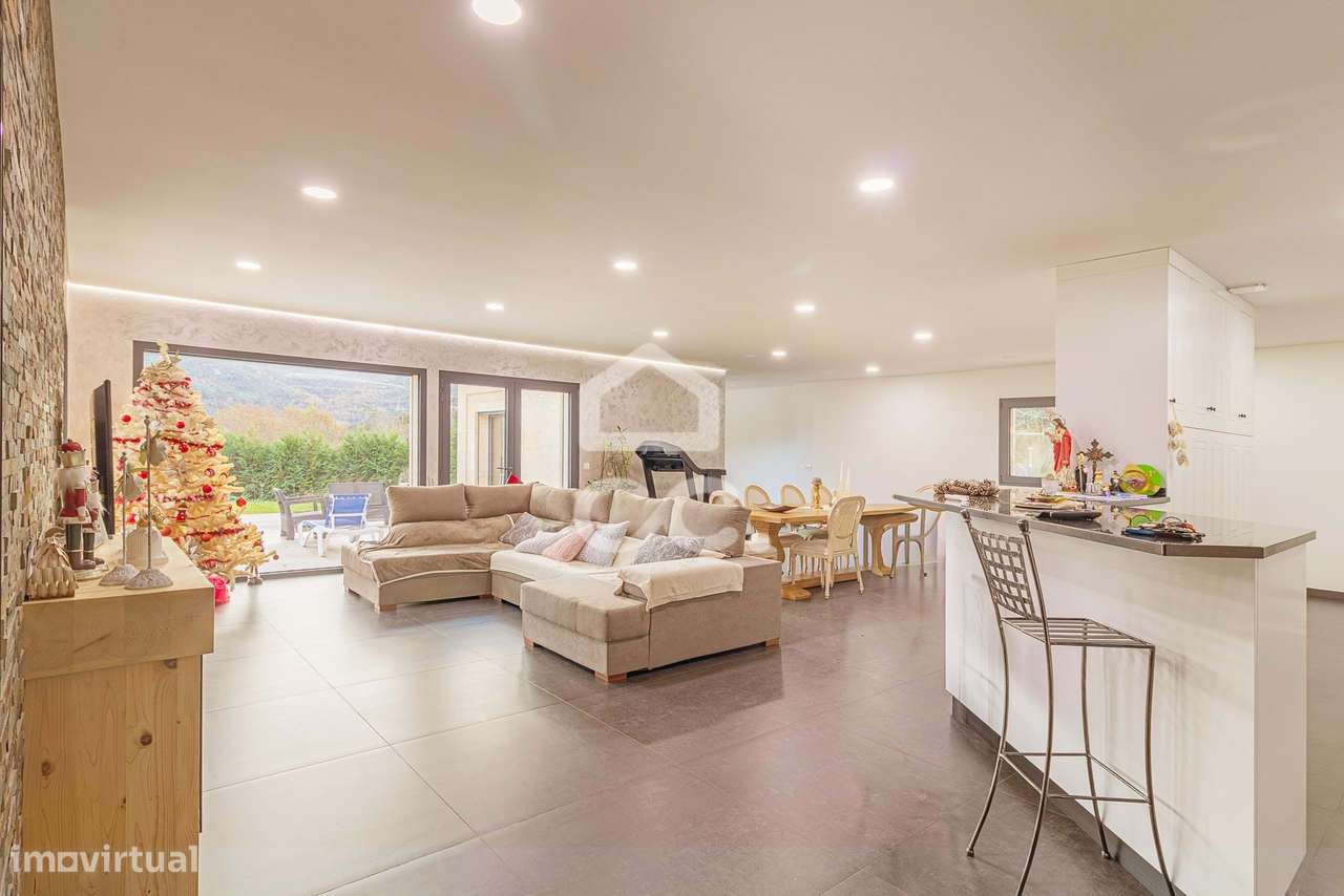 Moradia Térrea de Luxo com Cave | Conforto, Eficiência e Espaço Exteri-11