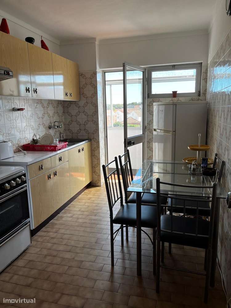 Apartamento T2 com varanda e cozinha separada em Bombarral - Grande imagem: 5/21