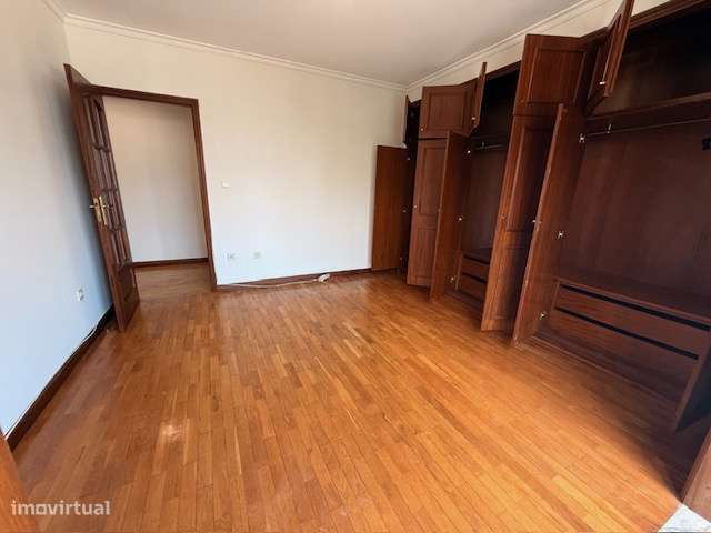Apartamento T2 com lugar de garagem no Porto - Ramalde-6