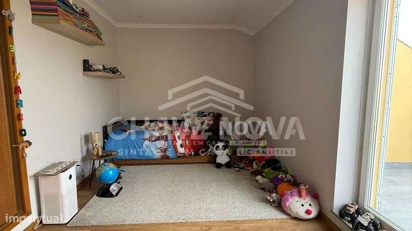 Apartamento T2 no último andar com 3 varandas e garagem-10