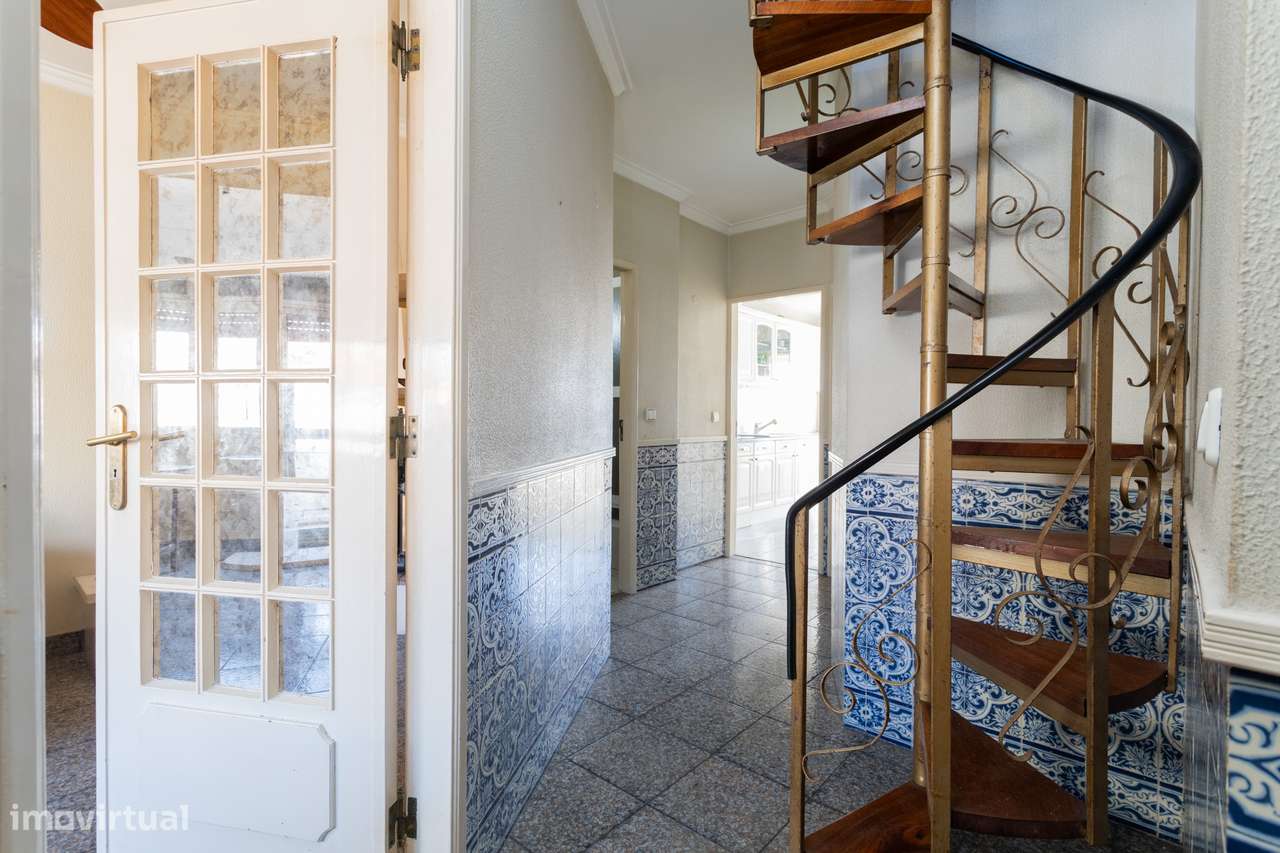 Apartamento T2 na Amadora: Potencial Único com Sótão e Varanda Solaren-0