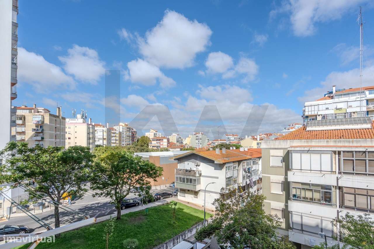 Luminoso Apartamento com Duas Frentes e Orientação Sul na Damaia – Pro-16