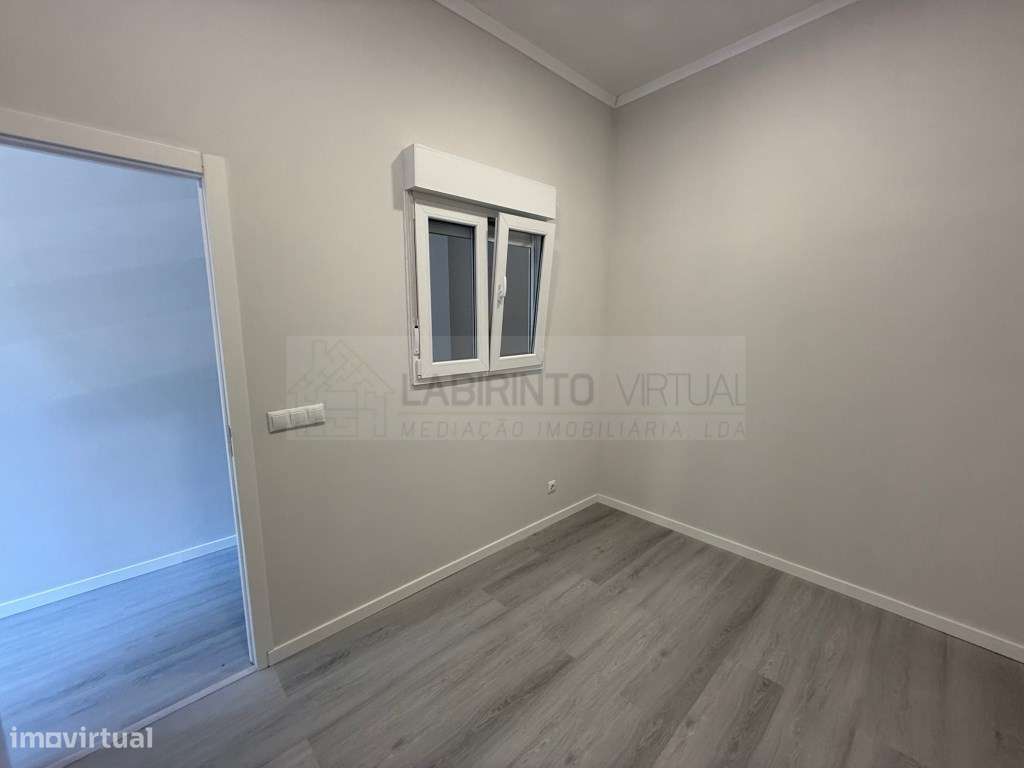 Vende-se T1 (Loja transformada em habitação), em Belas - Queluz, em...-5