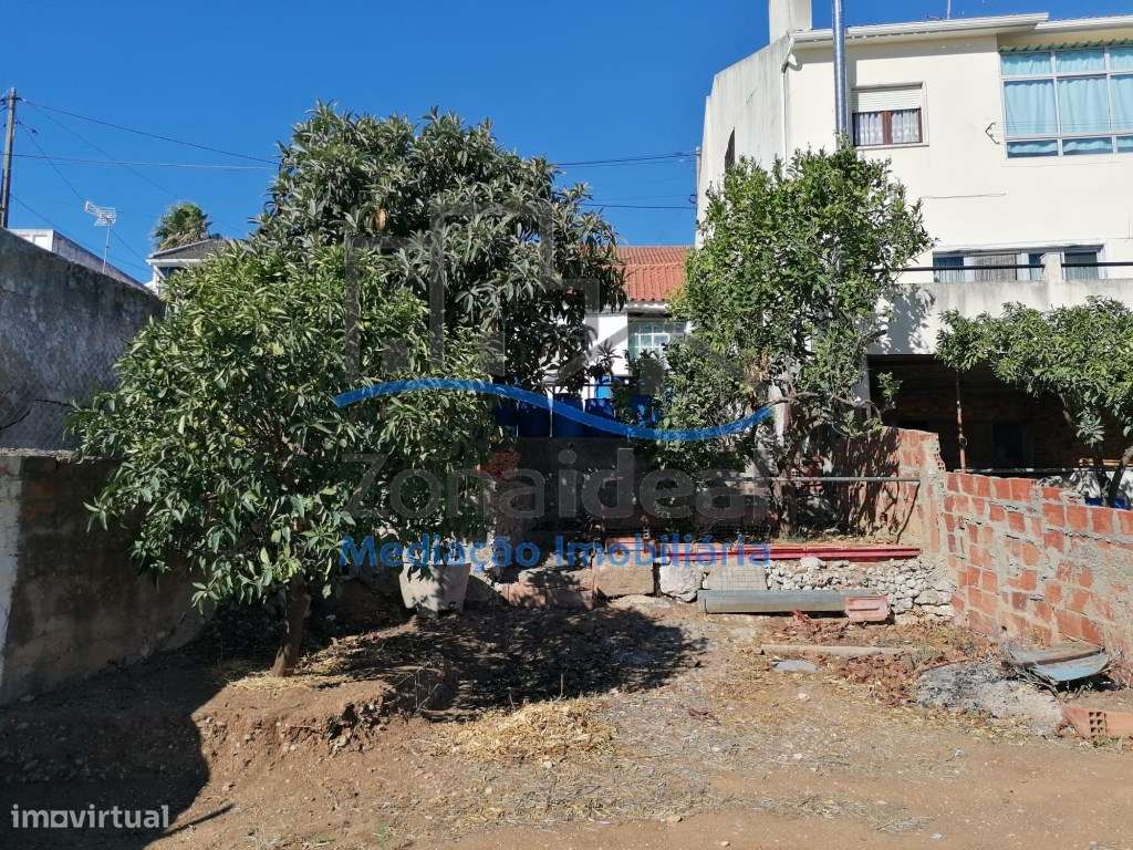 Moradia com dois pisos e logradouro, localizada em Alenquer-36
