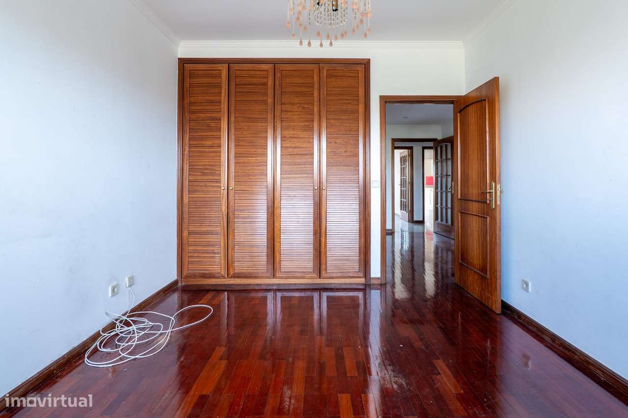 Apartamento T2 com varanda, garagem e vista urbana-20