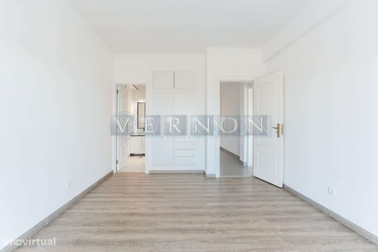 Moradia Renovada T4 com Vista Rio Arade, Piscina e 2.450 m² de Terreno-25