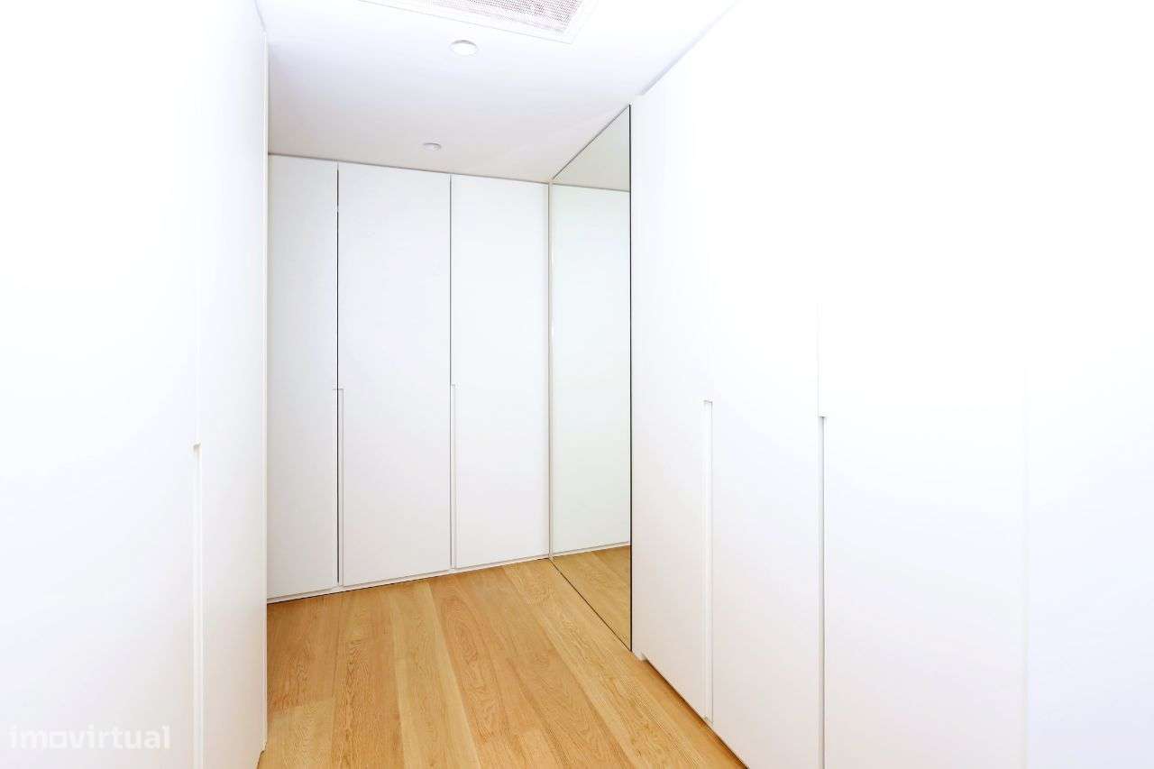 Apartamento T3 com 177m2 no edifício Varino 04-8