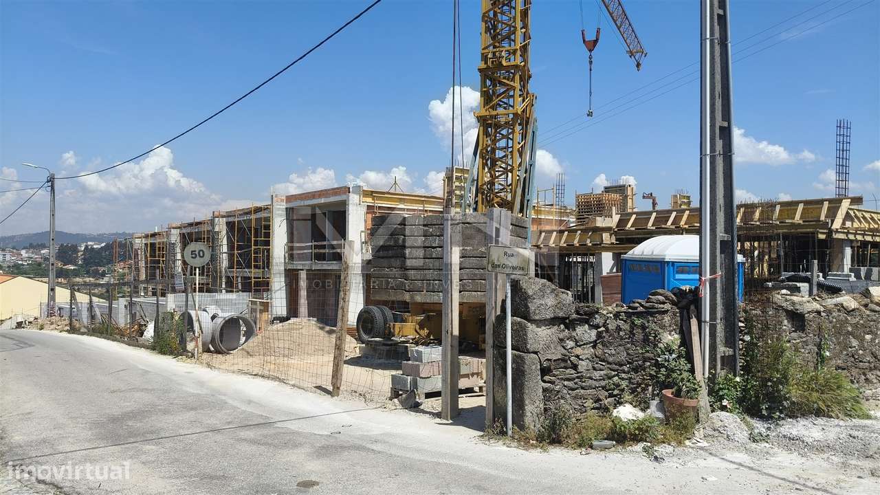 Vistas Únicas: Moradia de Luxo em Condomínio Fechado com Piscina-18