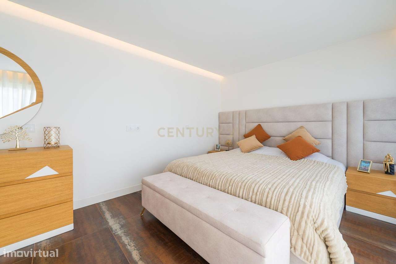 Excelente moradia geminada V4 em Urbanização nova na zona de Albarraqu-47