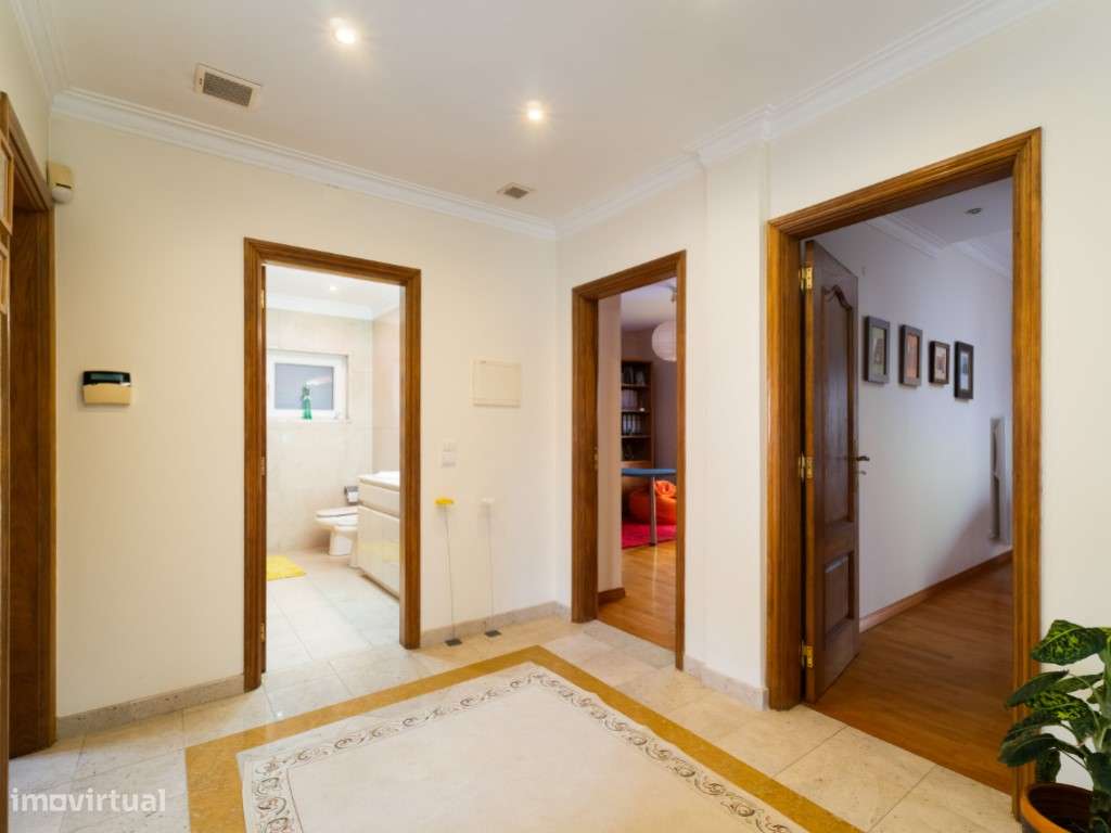 Moradia T4+1 localizada no bairro do 'Casal Novo'.-14