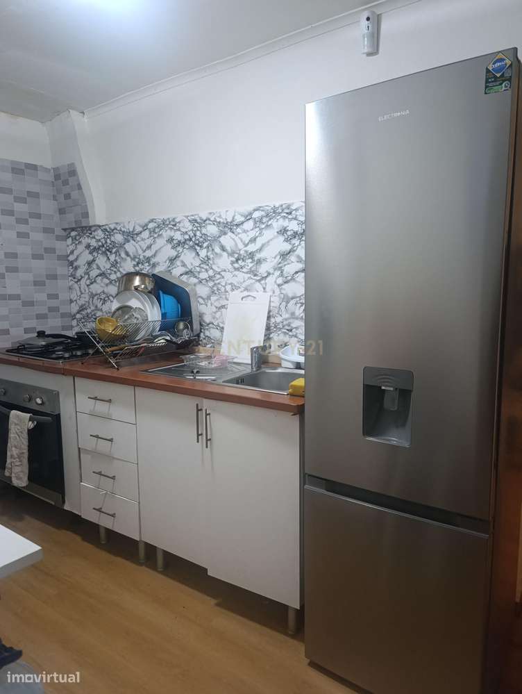 Casa T2 em Almada com 2 casas de banho e boa exposição solar-6