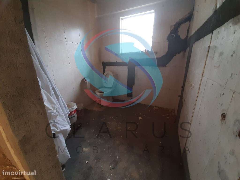 APARTAMENTO T2 EM REMODELAÇÃO TOTAL - TORRE DA MARINHA-10