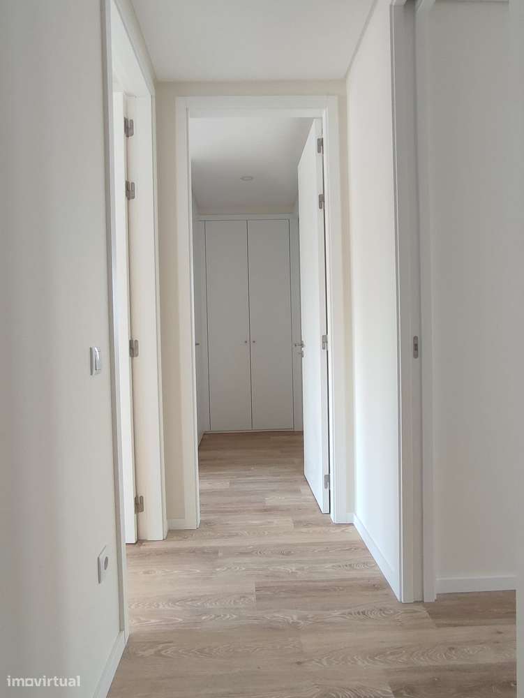 T2 com vistas de mar, lugar de garagem e arrumo, à estação do metro - Grande imagem: 3/8