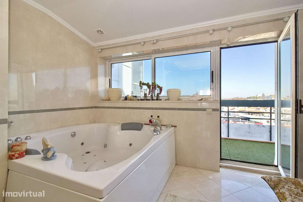 Apartamento T6 com Terraço e Vista 360º em Campolide - 314m²-14