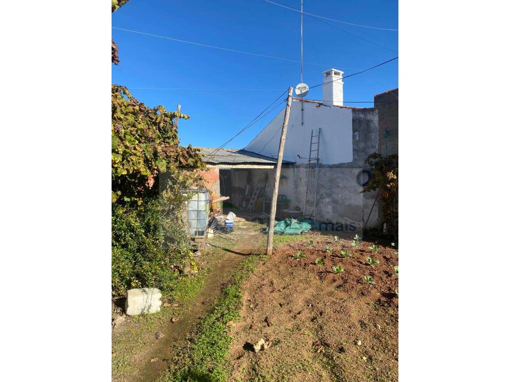 Moradia T3 com Quintal Amplo e Garagem - Oportunidade para Remodela...-10