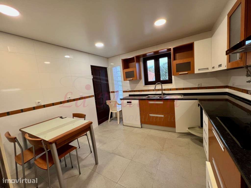 Moradia V4 Duplex no Centro de Loures-28