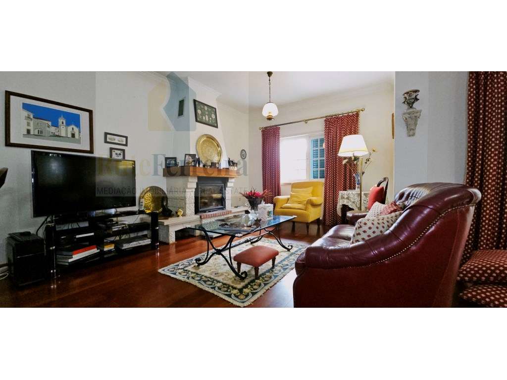 Moradia T5 com jardim privado e garagem !!-28