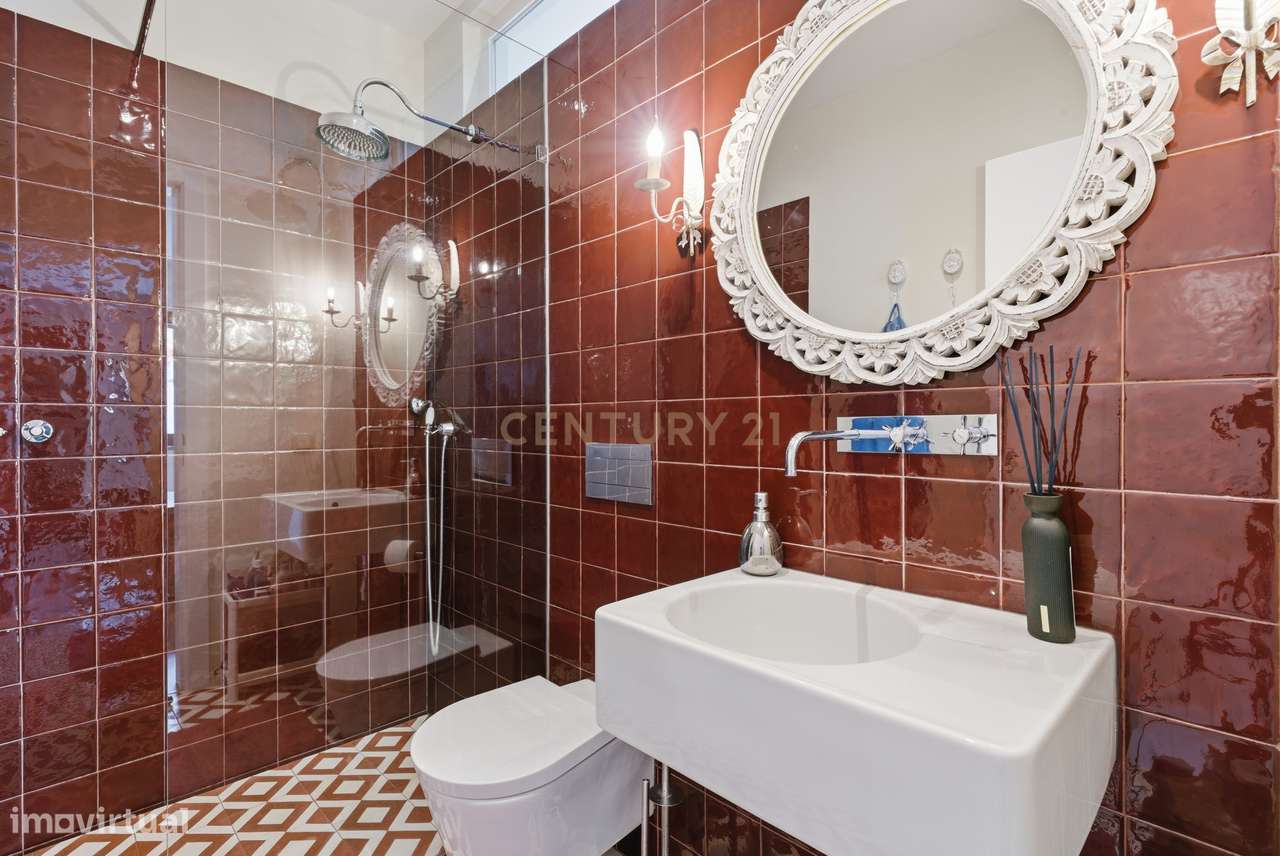 Quintinha T4 com edificação contemporânea no coração do Oeste, com ter-18