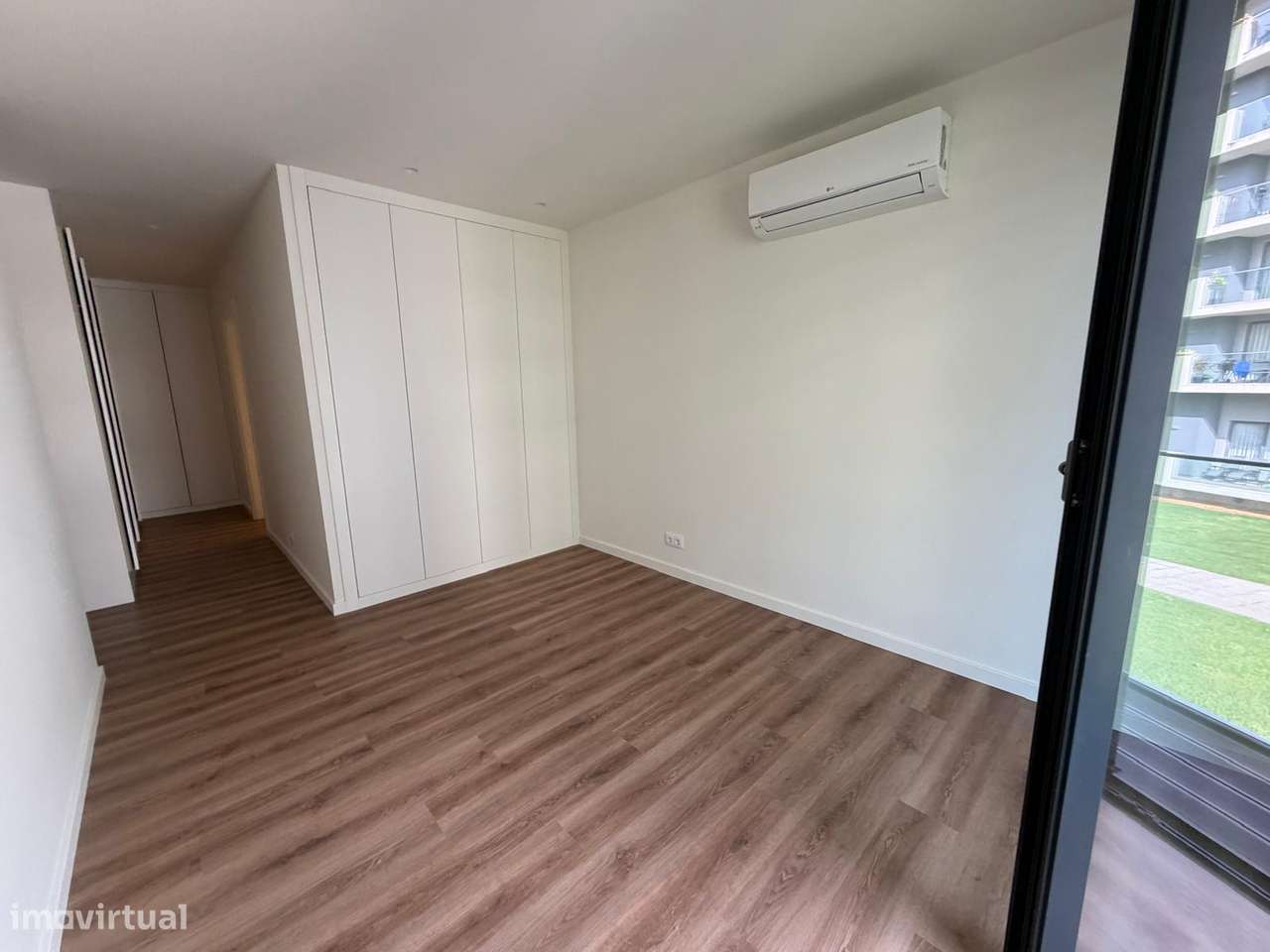 Apartamento T2 Varanda Garagem Pronto Habitar Parque Lavandeira-10