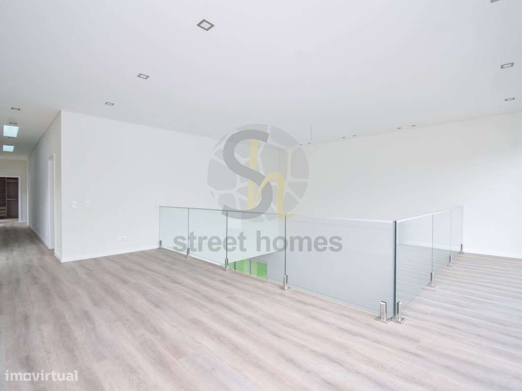Moradia Nova V4 no Centro da Parede-33