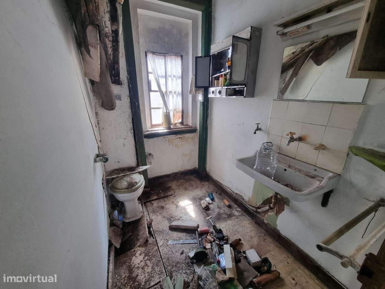 Moradia de dois pisos para remodelar - centro da Amadora-8