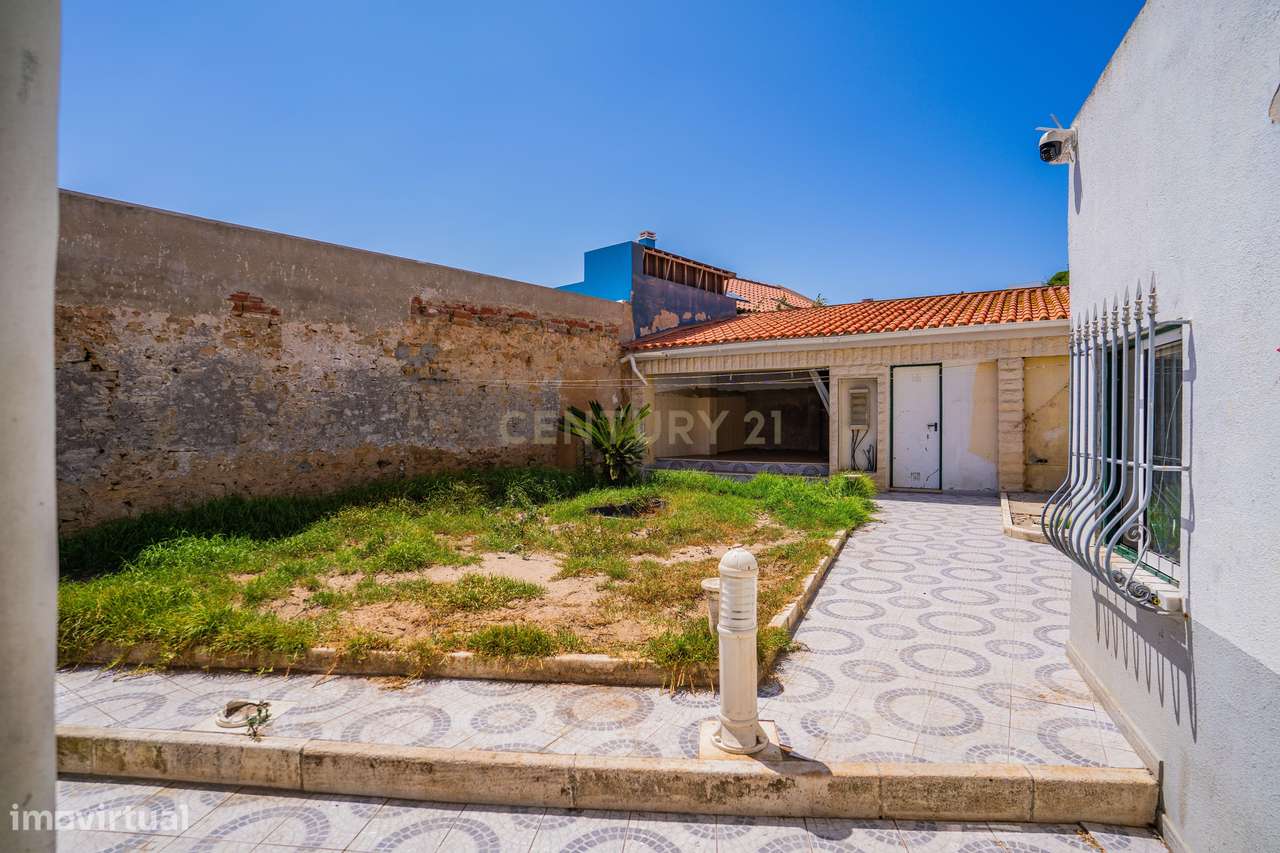 Propriedade composta por prédio, moradia e terreno em Salir do Porto-24