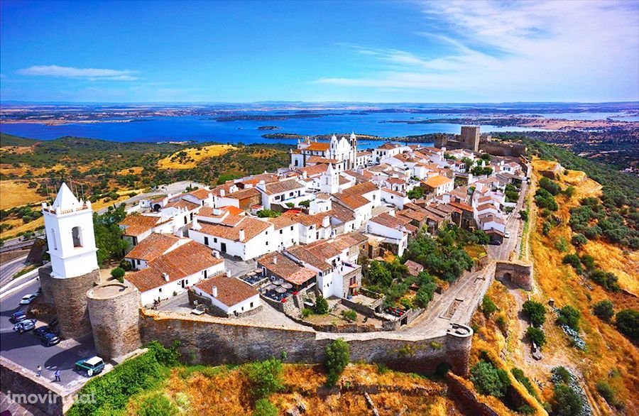 Imóvel inserido dentro da Vila Medieval de Monsaraz "Grande Lago "