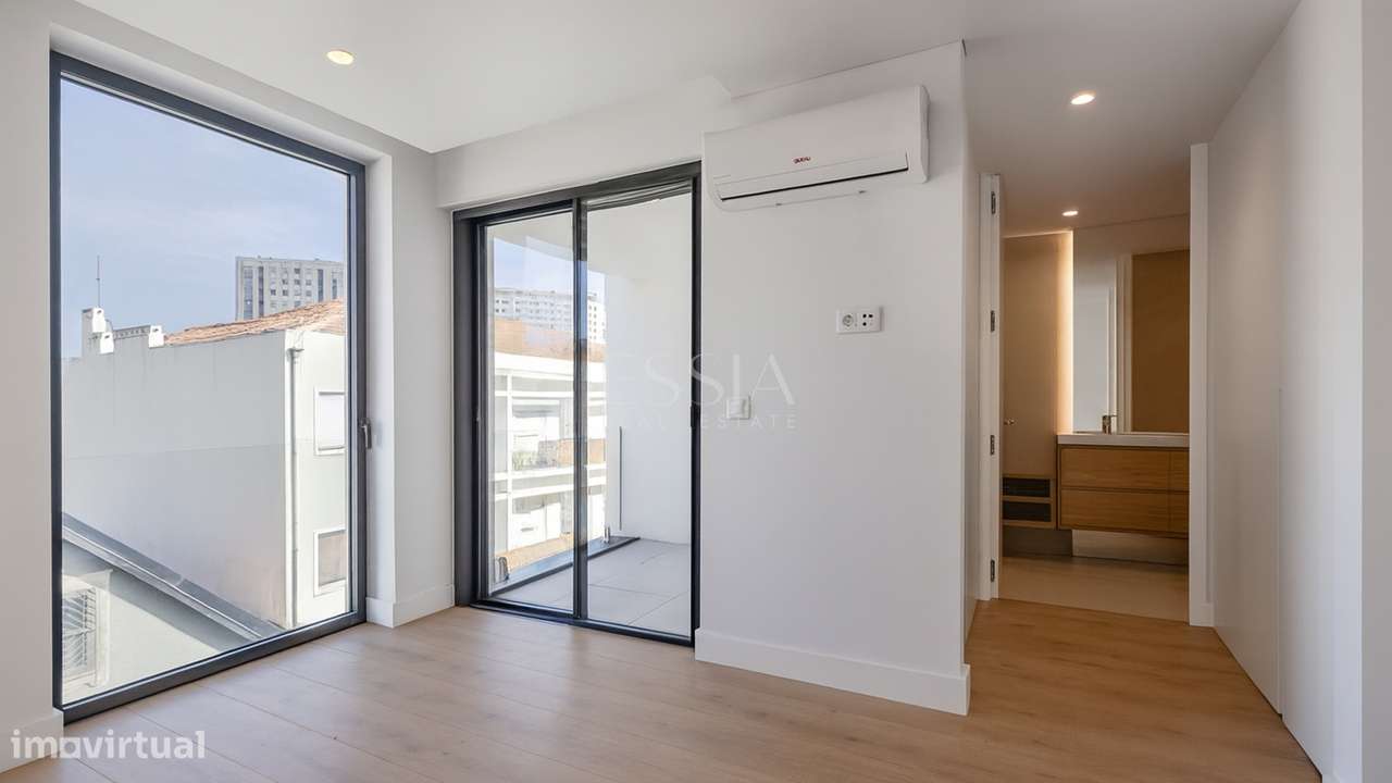 Moradia Geminada T3+1 com Jardim e Três Frentes na Boavista-32