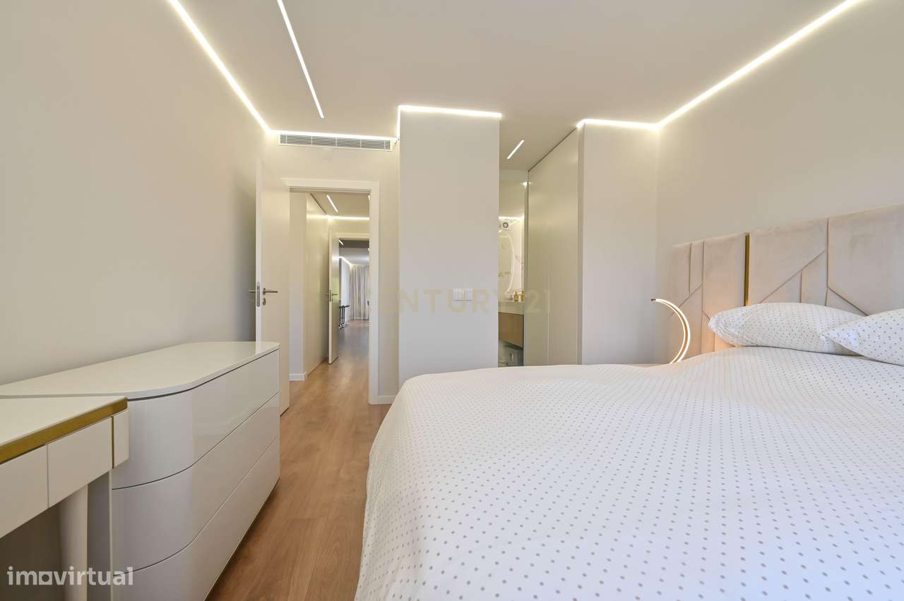 Apartamento Renovado em Cascais com Terraço e Garagem-11