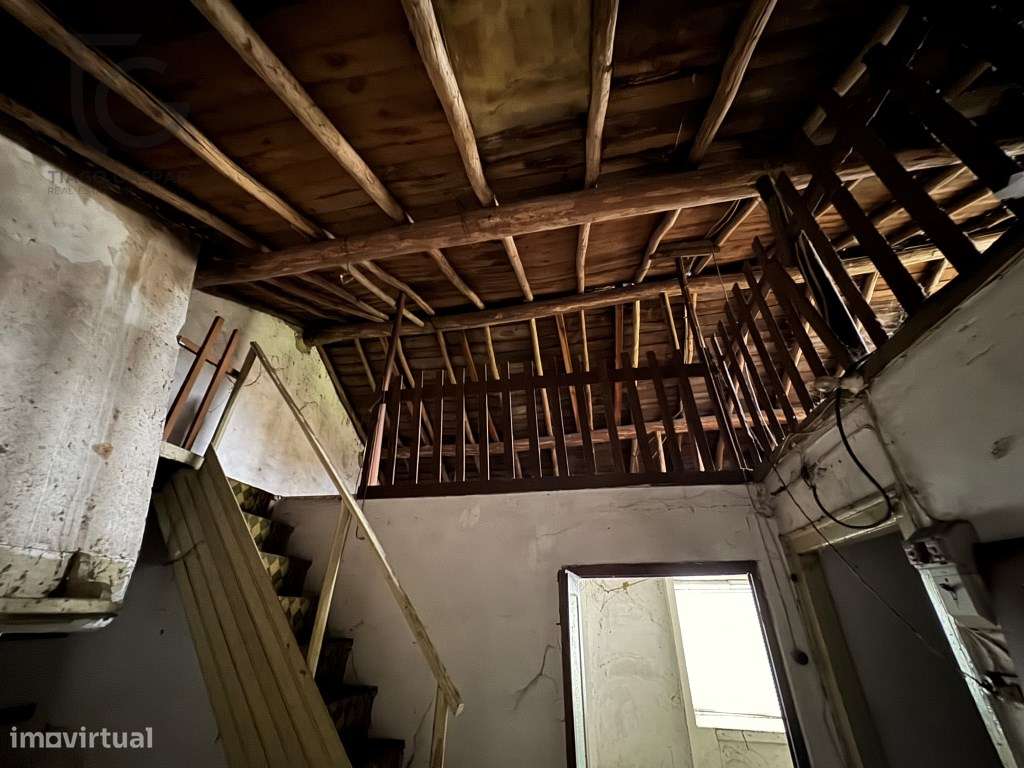 Moradia para remodelação total localizada no Rossio ao Sul do Tejo ...-12